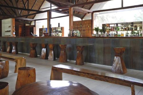 TambopataTambopata Ecolodge的木花瓶的酒吧,靠墙