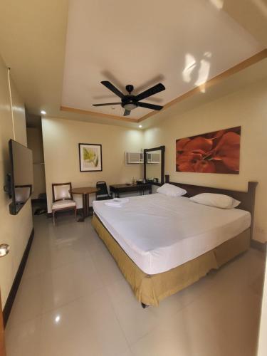 圣巴勃罗Star hotel的一间卧室配有一张大床和吊扇