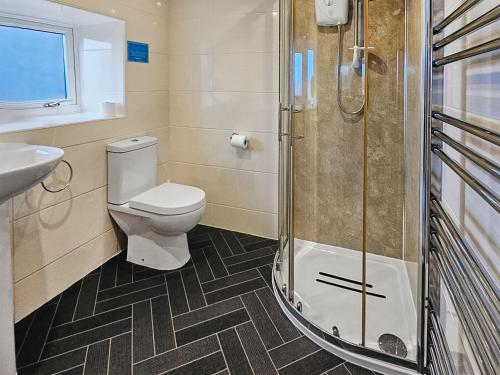 StaintondaleCart Cottage - 28343的浴室配有卫生间、盥洗盆和淋浴。