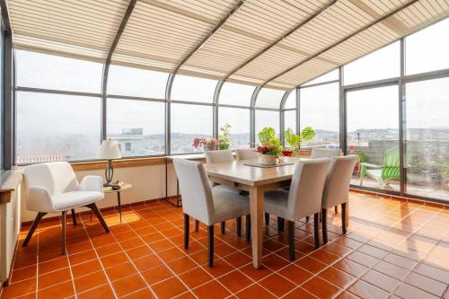 旧金山Dreamy 3-Story House : Sunroom + City Skyline View的一间带桌椅和窗户的用餐室