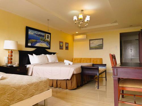 大雅台马里内利别墅住宿加早餐旅馆的酒店客房设有两张床和钢琴