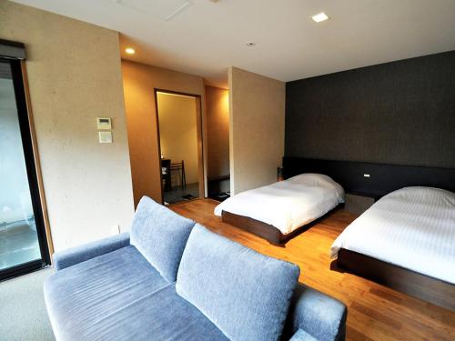 箱根旅馆橘的酒店客房,设有两张床和一张沙发
