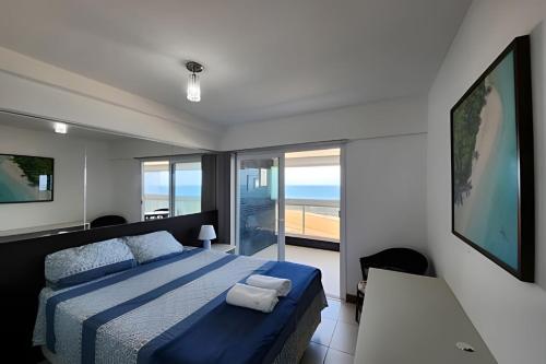 萨尔瓦多Vista Mar Apartamento em Armação的一间卧室配有一张床,享有海景
