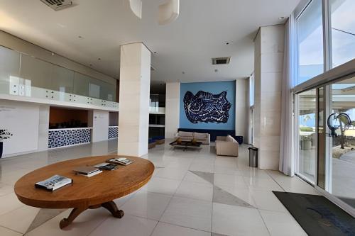 萨尔瓦多Vista Mar Apartamento em Armação的客厅配有木桌和沙发