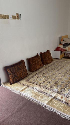 Al Bulaydahبيت للإيجار اليومي / House for daily rent的一张床上有四个枕头的房间