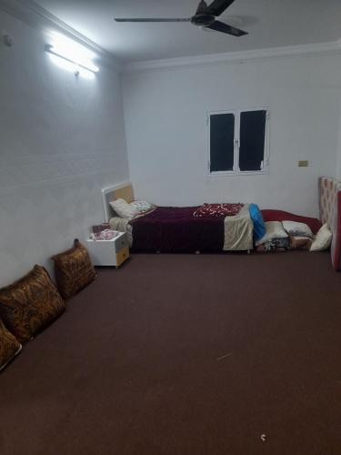 Al Bulaydahبيت للإيجار اليومي / House for daily rent的一间设有床铺和沙发的房间