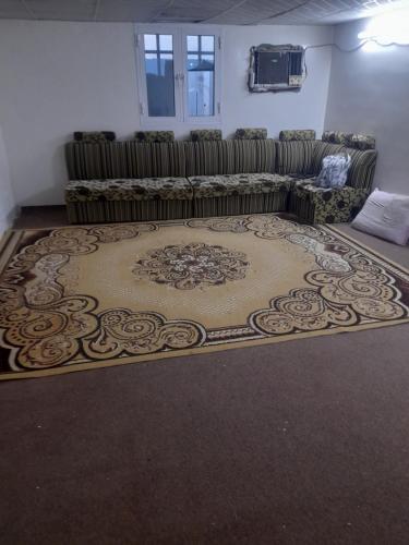 Al Bulaydahبيت للإيجار اليومي / House for daily rent的带沙发和地毯的客厅