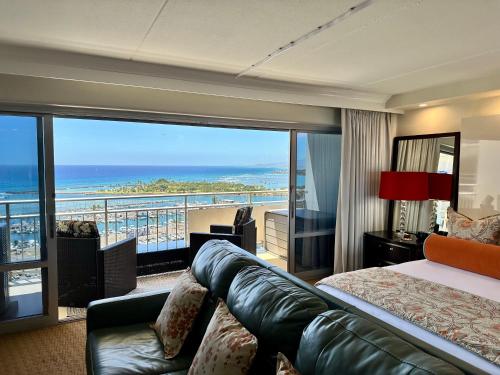 檀香山Serenity Waikiki ! Luxury Ocean Suite !的酒店客房设有一张床,享有海景。