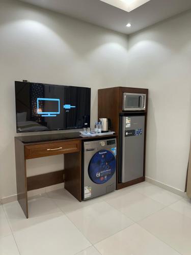 麦地那شقق جيهان الخاصة的客房设有电脑桌和洗碗机。
