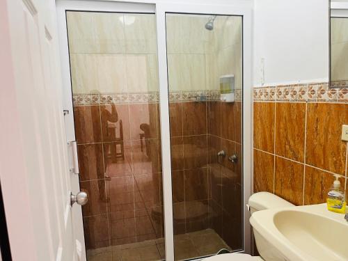 La LimaWE Hotel Apartments的带淋浴、卫生间和盥洗盆的浴室