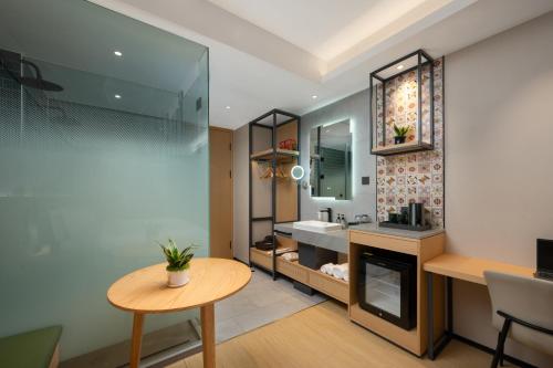 深圳深圳福田华强北秋果酒店的浴室设有桌子、水槽和镜子