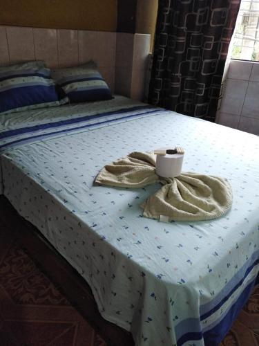 普卡尔帕Hospedaje Kennedy的床上有碗和毛巾