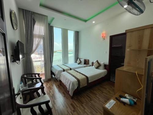 归仁Cát Tâm Hotel的酒店客房设有两张床和电视。