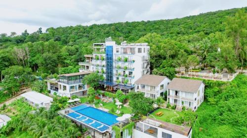 富国Tom Hill Boutique Resort & Spa的享有带游泳池的度假村的空中景致