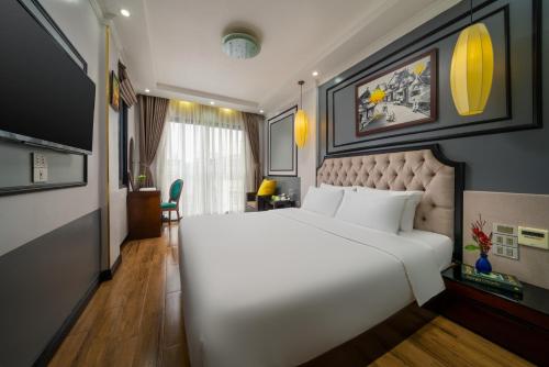河内Bella Premier Hotel & Rooftop Skybar的一张大白色的床,位于酒店客房内