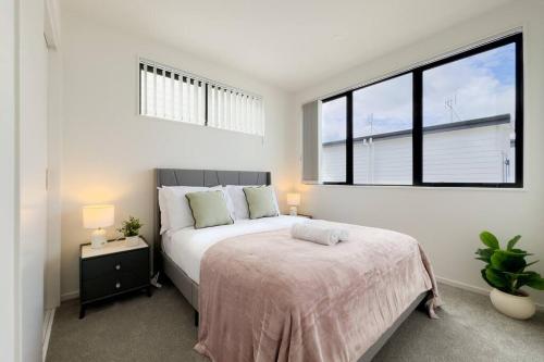 TakaniniBrand New 3Bedroom Retreat in South Auckland的一间卧室设有一张床和一个大窗户