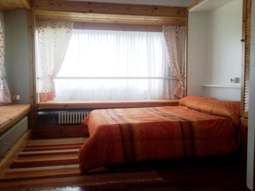 马里尔伊瓦Appartamento Artuik的一间卧室设有两张床和窗户。