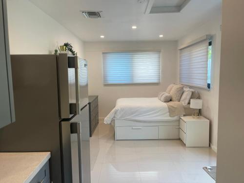 达尼亚滩Comfy studio的一间卧室配有床和冰箱