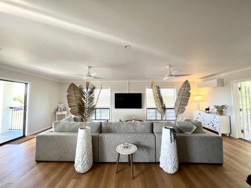 米申海滩Forever Endeavour的带沙发和电视的客厅