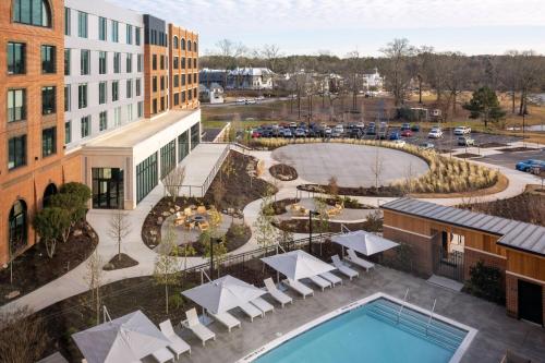 费耶特维尔Trilith Guesthouse, Fayetteville, GA, a Tribute Portfolio Hotel的享有酒店庭院空中美景,设有游泳池