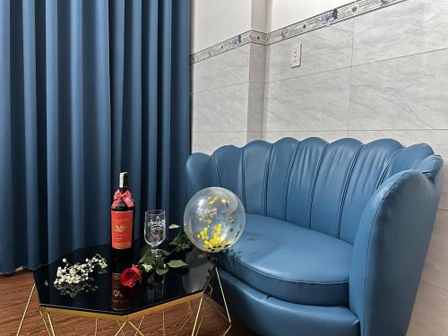 胡志明市Khách Sạn Nguyên Trung的蓝色窗帘前的蓝色椅子