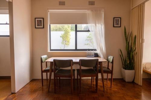 悉尼Light-Filled Paddington Studio with Parking的餐桌、椅子和窗户