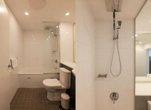 悉尼Treetops Camperdown Inner City Bliss w Parking的带淋浴和卫生间的白色浴室