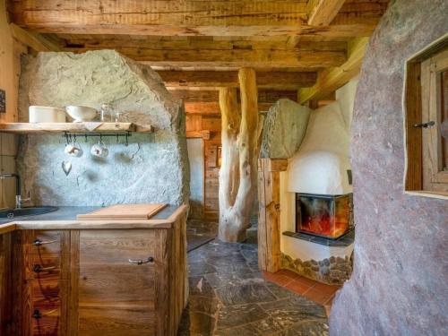 格伦Lush holiday home with sauna的小木屋内带壁炉的厨房