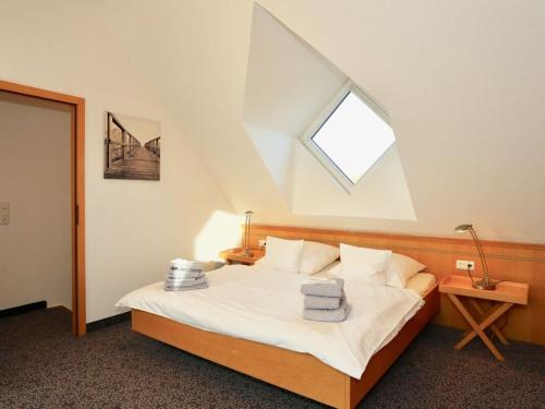 于斯德Nice holiday home with terrace的一间卧室配有一张带天窗的床