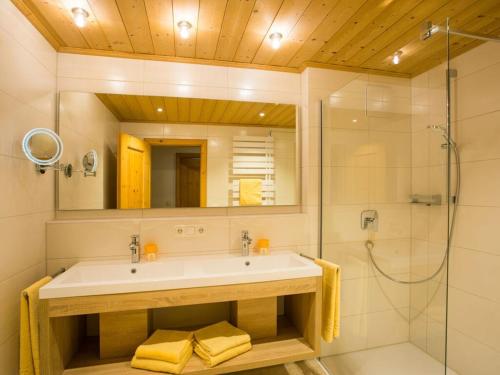 施万高Inviting holiday home with sauna的一间带水槽和淋浴的浴室