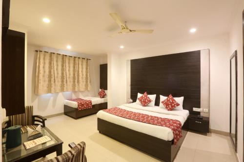 新德里Airport Hotel Chanakya的配有一张床和一张书桌的酒店客房