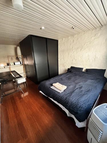 Bedroom in terrace house with shared bath客房内的一张或多张床位