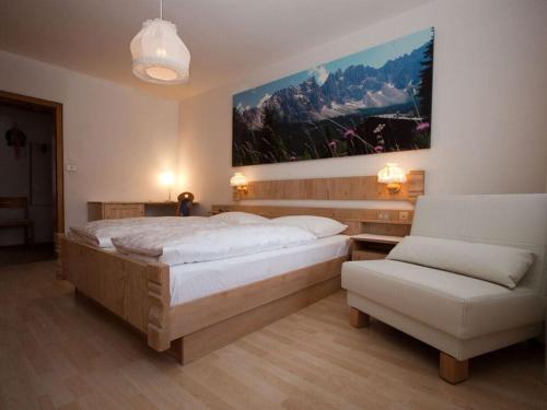 卡雷扎湖Columbine Modern Retreat的一间卧室配有一张大床和一张沙发