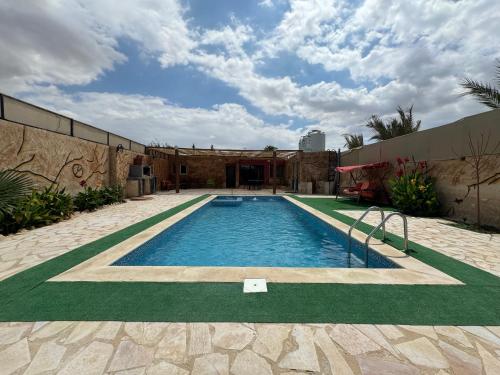 Al Ramaشاليه البحر الميت الرامة-Deadsea的一座建筑物中央的游泳池
