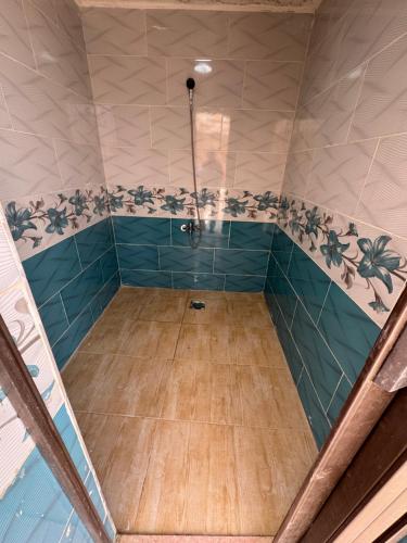Al Ramaشاليه البحر الميت الرامة-Deadsea的浴室设有蓝色瓷砖淋浴。