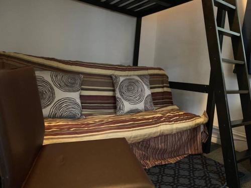 西雅图A-Capital Hill Hideaway的客房内的双层床配有枕头