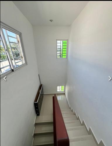 La GrúaLagrande Home的白色客房的楼梯,设有2扇窗户
