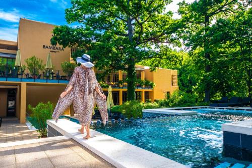 上塔尔卡尼班巴拉高级酒店的站在游泳池旁的女人雕像