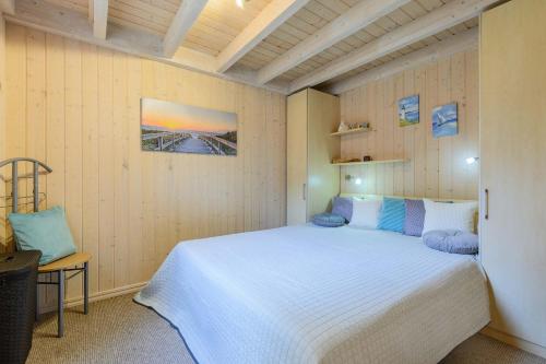 巴贝Ferienhaus Seepferdchen的卧室配有一张白色大床