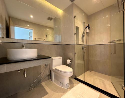 Ban Pak RaetThe Way Hotel Ban Pong的浴室配有卫生间、盥洗盆和淋浴。