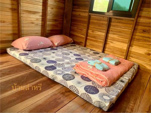 Lan SakBaansahree Homestay的一张小床,房间配有两个枕头