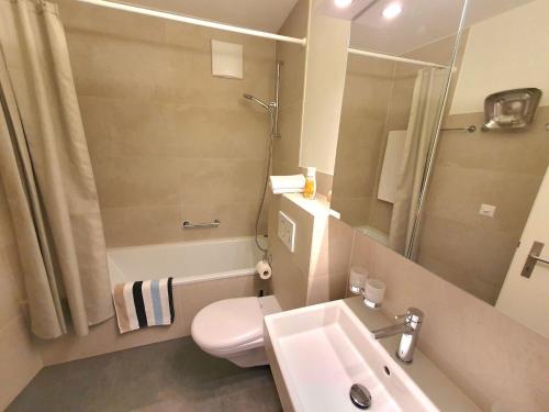 达沃斯- fantastic mountain panorama的一间带水槽、卫生间和淋浴的浴室