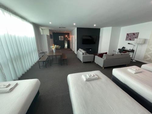 阿德莱德斯费拉公园套房会议酒店的酒店客房带两张床和一个客厅