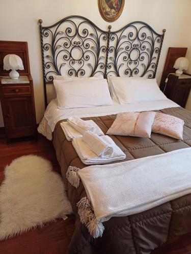 ValgianoChalet Grazia的一间卧室配有一张大床和毛巾