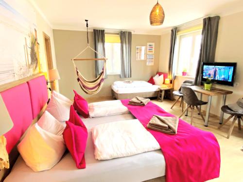 奥斯赛拜-屈隆斯博恩feels Beach Club Hotel的一间带两张床的卧室和一间客厅