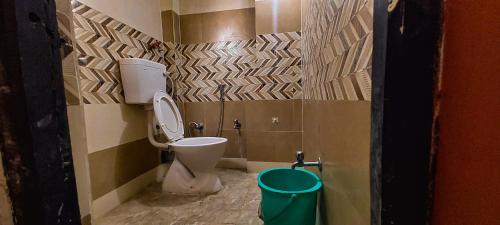 瓦拉纳西ILIKA STAYS (DASHASHWAMEDH GHAT)的一间带卫生间和绿色桶的浴室