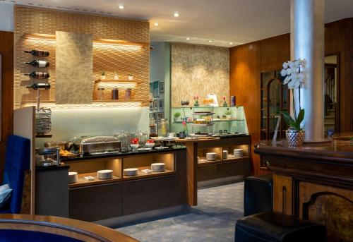 嘉兴贝慕尼黑国王路德维希二世酒店的餐厅设有柜台,供应菜肴