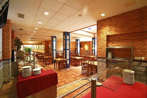 萨拉戈萨巴黎中心酒店的一间在房间内配有桌椅的餐厅