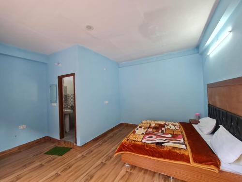 穆索里Rivulet Resort & Camping的一间卧室设有一张大床,铺有木地板