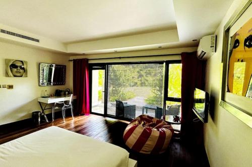 贝隆布尔Villa Love的一间卧室配有一张床、一个窗口和一张书桌
